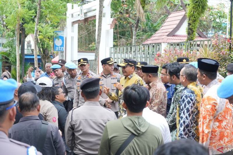 D:\2025\Oktober 2025\31 Oktober 2025\5\hal 5\Ketua DPRD Provinsi Kalsel H Supian HK bersama Wakil Ketua dan anggota saat menemui pengunjuk rasa.jpg