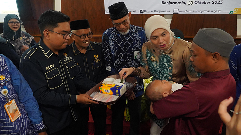 D:\2025\Oktober 2025\31 Oktober 2025\5\hal 5\WAKIL walikota Hj Ananda menggunting sedikit rambut bayi peserta Taskuran.jpg