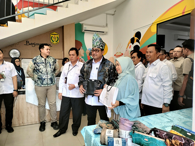D:\2025\Oktober 2025\9 Oktober 2025\5\HAL 5\Menekraf RI Teuku Riefky Harsya bersama jajaran pemko Banjarmasin.jpg