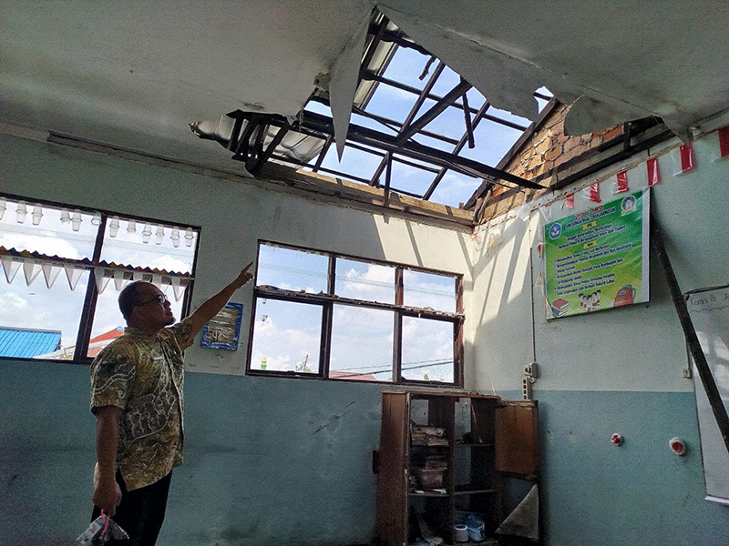 G:\2025\Oktober 2025\6 Oktober 2025\5\hal 5\Kondisi fisik SDN Sungai Miai 7 diantaranya atap bolong sehingga.jpg