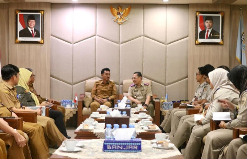 G:\2025\Oktober 2025\7 Oktober 2025\5\HAL 5\Bupati Banjar H Saidi Mansyur dan Kepala Kantor Pertanahan Kabupaten Banjar Langlang.jpg