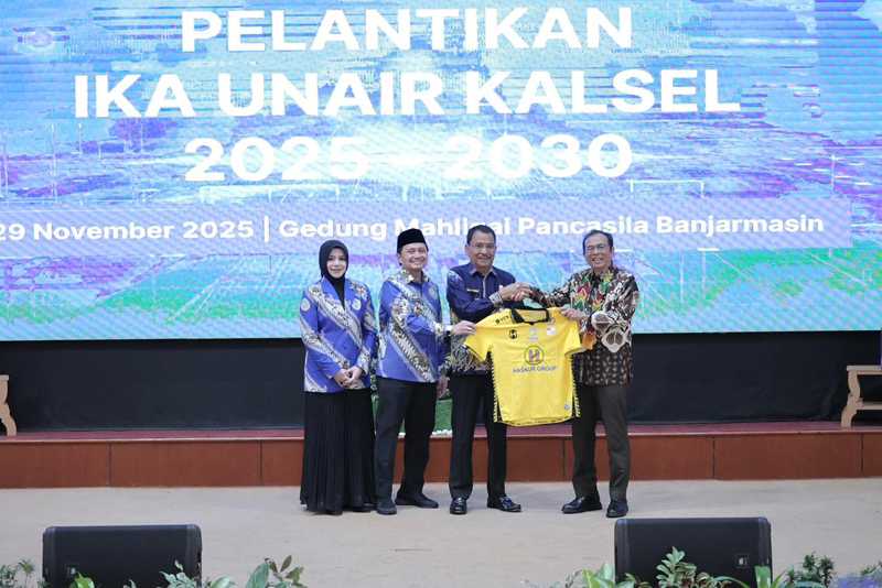 D:\2025\1 Desember 2025\2\Supian HK Hadiri Pelantikan IKA Unair.jpg