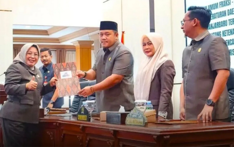 D:\2025\November 2025\11 November 2025\5\hal 5\Juru bicara Fraksi PAN-PKS Khairiah (kiri) menyerahkan naskah pandangan umum fraksinya.jpg