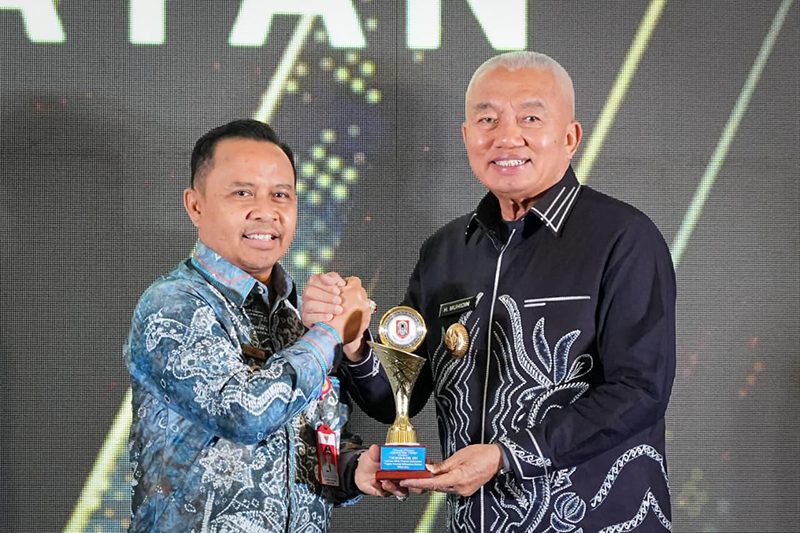 D:\2025\November 2025\12 November 2025\2\2\New Folder\Bupati Tapin Penghargaan Pratama Terbaik III Bidang Kesehatan.jpg