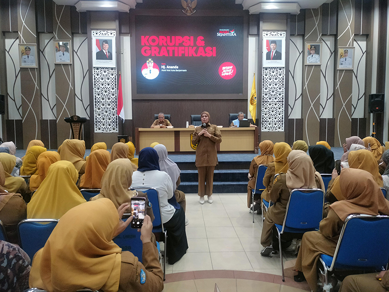 D:\2025\November 2025\12 November 2025\5\hal 5\Wawali Banjarmasin Hj Ananda saat menjadi narsum.jpg