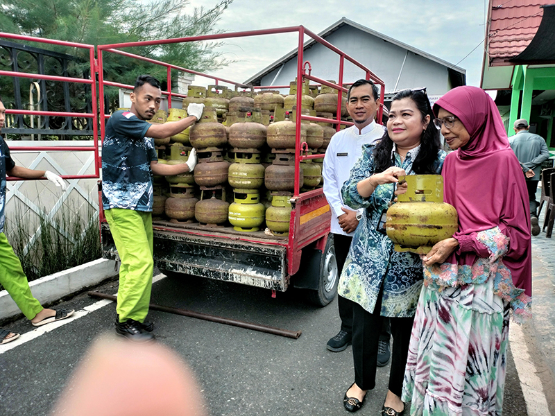 D:\2025\November 2025\14 November 2025\5\hal 5\Bagian ekonomi pemko Banjarmasin mendistribusikan LPG 3 kilo.jpg