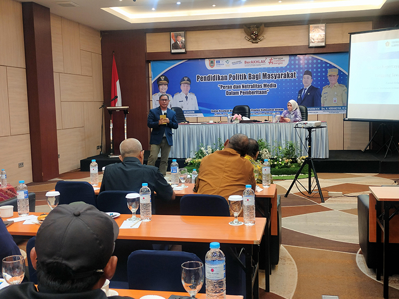 D:\2025\November 2025\14 November 2025\5\hal 5\Ketua PWI Kalsel, Zainal Helmie saat memberikan materi dalam Pendidikan.jpg