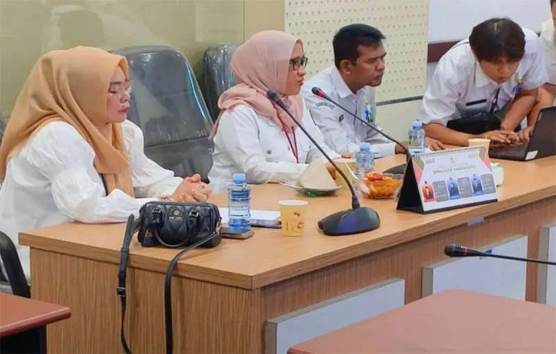 D:\2025\November 2025\14 November 2025\5\hal 5\Sekretaris DPRD Banjarbaru Arnawaty Supiatin memberikan arahan saat memimpin.jpg