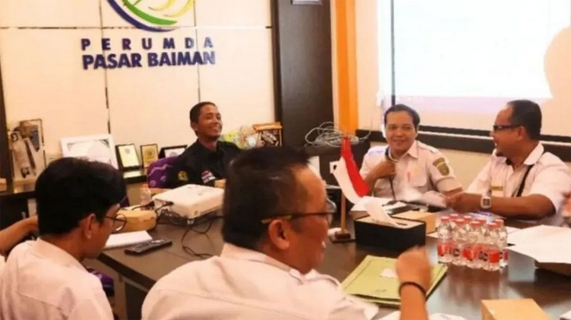 D:\2025\November 2025\17 November 2025\5\hal 5\Jajaran direksi dan pegawai di Perumda Pasar Baiman Kota Banjarmasin.jpg