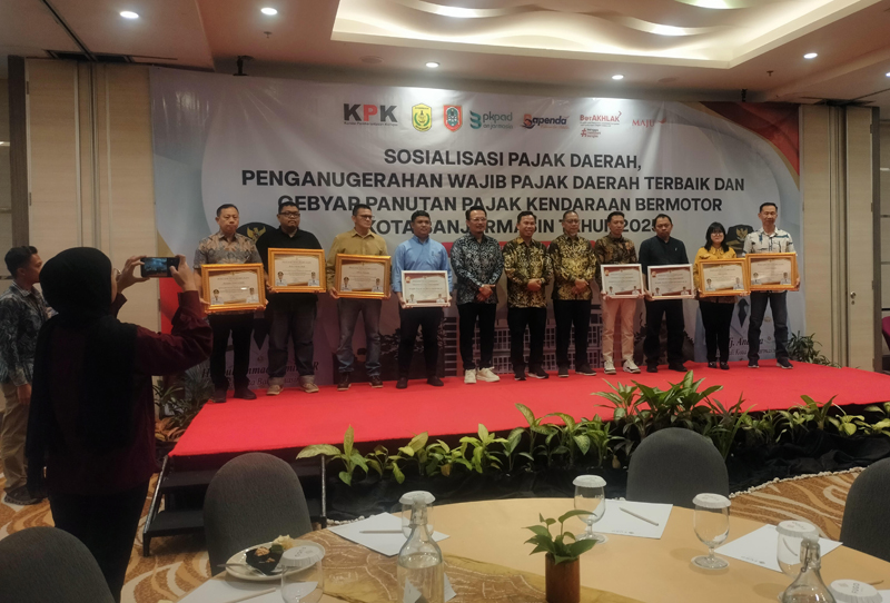 D:\2025\November 2025\17 November 2025\5\hal 5\Sejumlah wajib pajak terbaik mendapatkan penghargaan dari BPKPAD Kota Banjarmasin.jpg