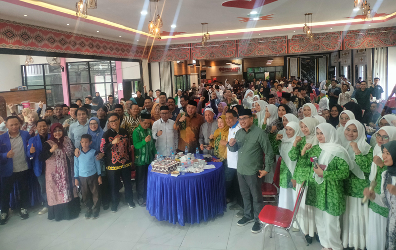 D:\2025\November 2025\17 November 2025\5\hal 5\WAKIL Ketua DPR RI H.Cucun Ahmad Syamsurizal foto bersama tokoh pendidikan dan Fatayat NU Kalsel.jpg