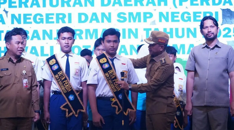 D:\2025\November 2025\17 November 2025\5\hal 5\Wali Kota Banjarmasin H Muhammad Yamin HR didampingi Ketua DPRD Kota.jpg