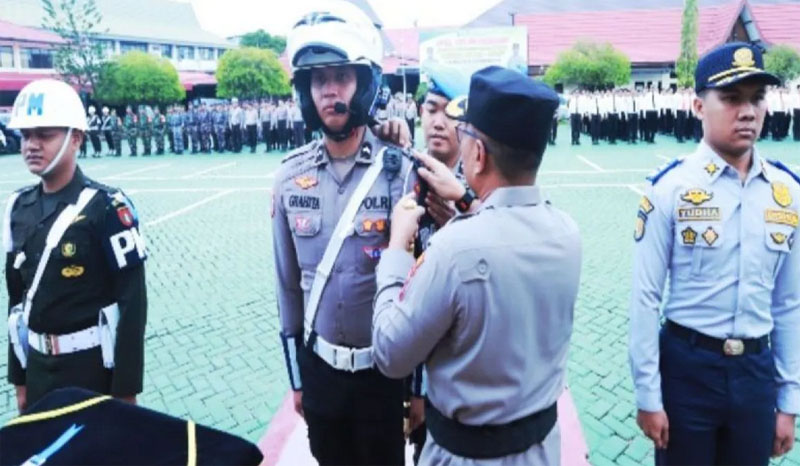 D:\2025\November 2025\18 November 2025\5\hal 5\Kapolresta Banjarmasin Kombes Pol Cuncun Kurniadi menyematkan pita.jpg