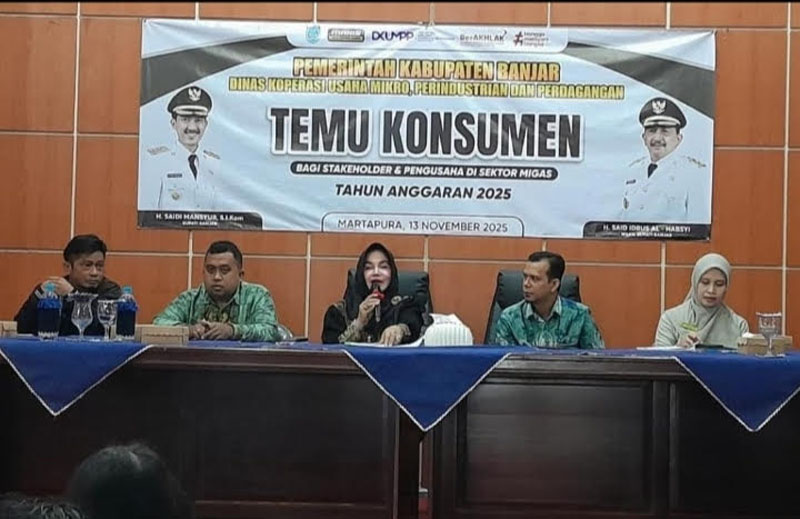 D:\2025\November 2025\18 November 2025\5\hal 5\Kepala DKUMPP Banjar I Gusti Made Suryawati (tengah) memberikan sambutan.jpg