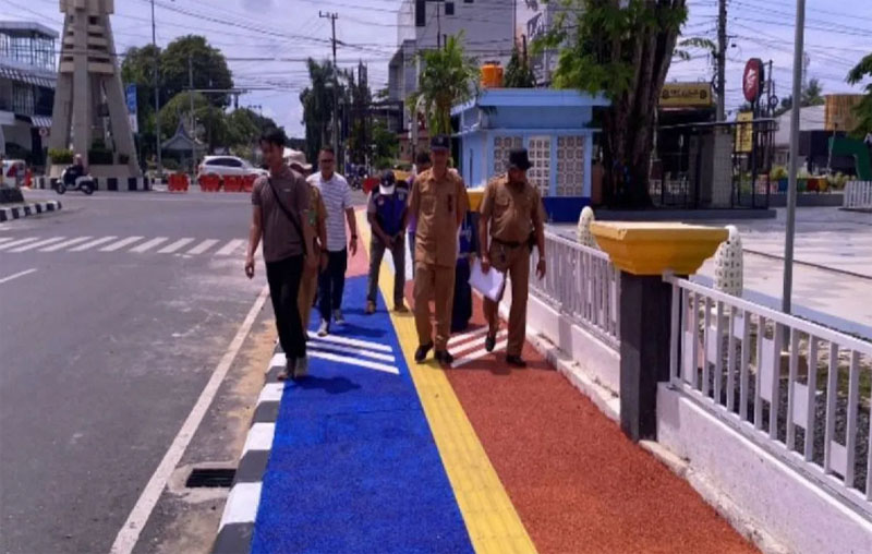 D:\2025\November 2025\18 November 2025\5\hal 5\Salah satu proyek pembangunan trotoar di Banjarbaru.jpg