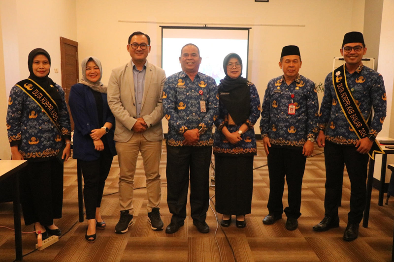 D:\2025\November 2025\19 November 2025\5\hal 5\Dewan Juri Duta Korpri Kabupaten Banjar 2025 foto bersama di sela acara.jpg