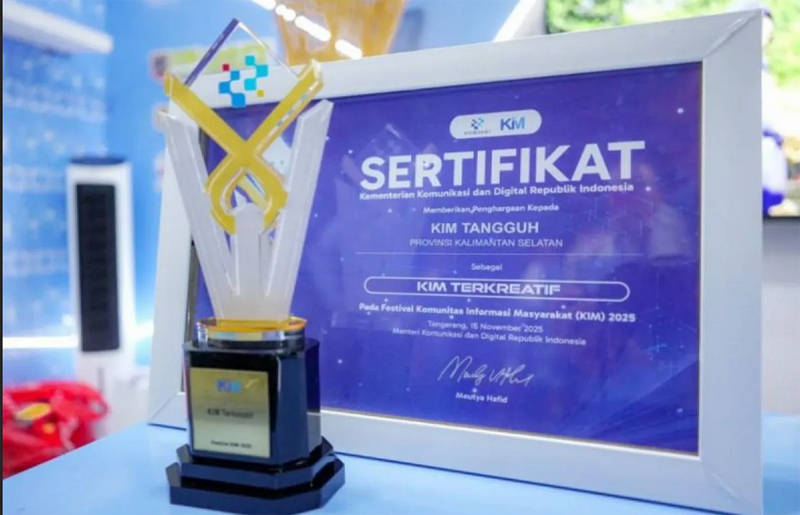 D:\2025\November 2025\19 November 2025\5\hal 5\Piala dan sertifikat KIM Terkreatif Nasional yang diterima KIM T.jpg