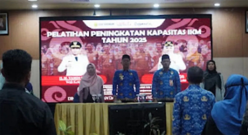 D:\2025\November 2025\19 November 2025\5\hal 5\Wali Kota Banjarmasin H Muhammad Yamin HR saat menghadiri.jpg