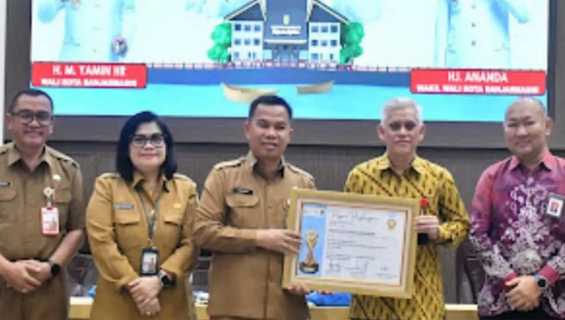 D:\2025\November 2025\20 November 2025\5\hal 5\Direktur Pengawasan Perilaku PUJK OJK Kalsel, Abidir Rahman memberikan penghargaan.jpg