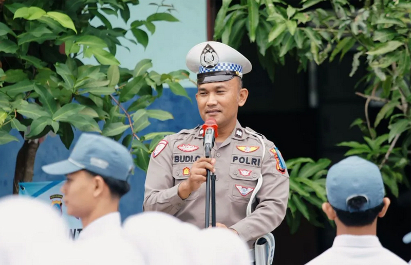 D:\2025\November 2025\20 November 2025\5\hal 5\Kasubnit 3 Kamsel Aiptu Budiono saat memberikan edukasi kepada pelajar di SMK Muhammadiyah.jpg