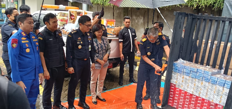 D:\2025\November 2025\21 November 2025\2\Kanwil DJBC Musnahkan Rokok dan Miras Ilegal.jpg