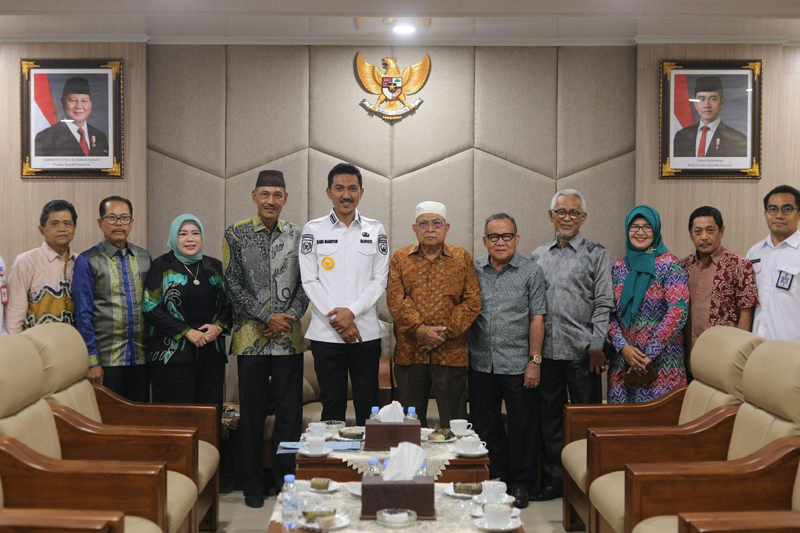D:\2025\November 2025\21 November 2025\5\hal 5\Bupati Banjar H Saidi Mansyur foto bersama kepengurusan BKPRMI.jpg