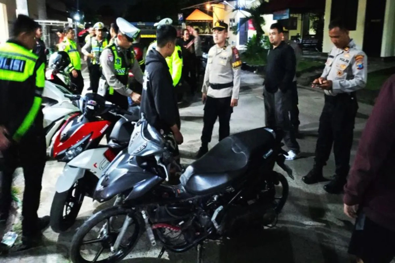 D:\2025\November 2025\25 November 2025\2\Polres Banjarbaru Bubarkan Aksi Balap Liar.jpg