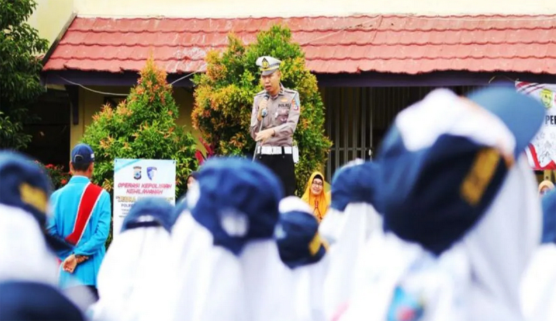 D:\2025\November 2025\25 November 2025\5\hal 5\Kanit Regident Satlantas Polresta Banjarmasin Ipda Ansyah Bhakti Satyabharda saat menjadi pembina.jpg