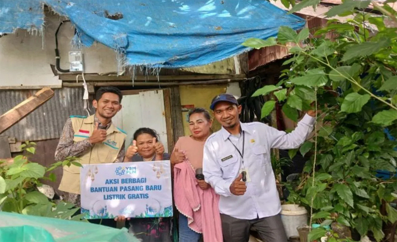 D:\2025\November 2025\25 November 2025\5\hal 5\Perwakilan YBM PLN UID Kalselteng didampingi petugas PKH Dinas Sosial Kota Banjarmasin.jpg