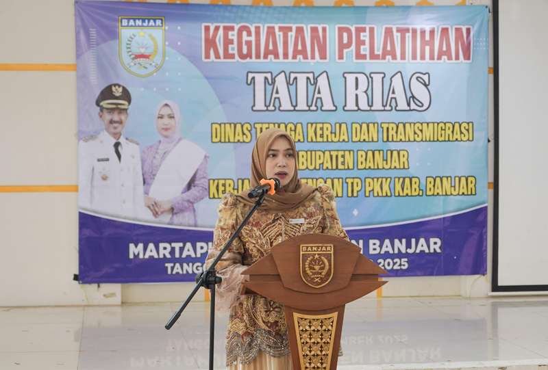 D:\2025\November 2025\26 November 2025\5\hal 5\Ketua TP PKK Kabupaten Banjar Hj Nurgita Tiyas memberikan sambutan.jpg