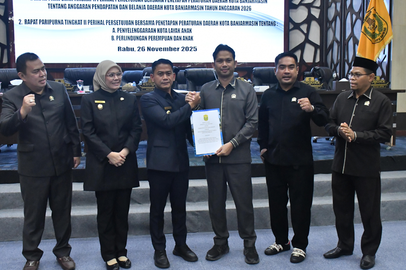 D:\2025\November 2025\27 November 2025\5\hal 5\Walikota HM Yamin dan wakilnya Hj Ananda foto bersama pimpinan DPRD usai sepakati APBD 2026 sebesar Rp2,3 Triliun.jpg