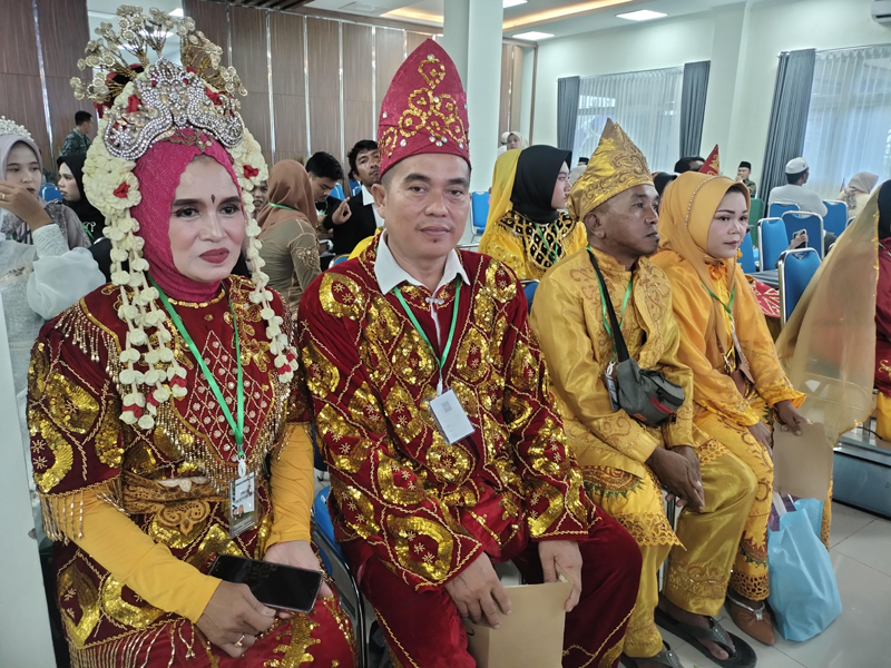 D:\2025\November 2025\28 November 2025\5\hal 5\Pasangan paling lama nikah yakni 32 tahun juga mendapatkan buku nikah pada.jpg