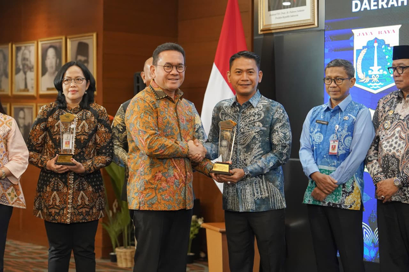 D:\2025\November 2025\28 November 2025\5\hal 5\Walikota H.Muhammad Yamin didampingi Kadisperindag Banjarmasin saat menerima penghargaan.jpg