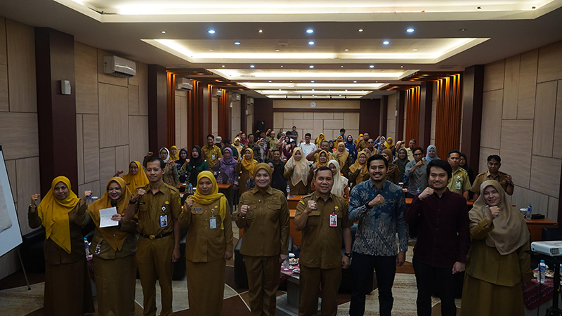 D:\2025\November 2025\4 November 2025\5\hal 5\hal 5\hal 5\Wawali Banjarmasin Hj Ananda bersama relawan SAPA.jpg