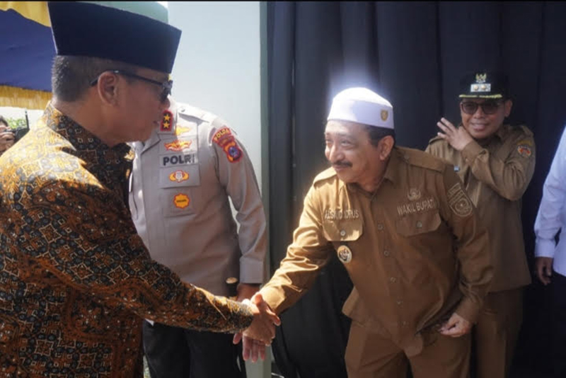D:\2025\November 2025\4 November 2025\5\hal 5\hal 5\hal 5\Wakil Bupati Banjar Habib Idrus Al Habsyi (kanan) menyambut kedatangan Mendes PDTT.jpg