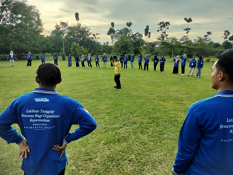 D:\2025\November 2025\4 November 2025\5\hal 5\Pemuda yang tergabung dalam berbagai organisasi saat melakukan.jpg