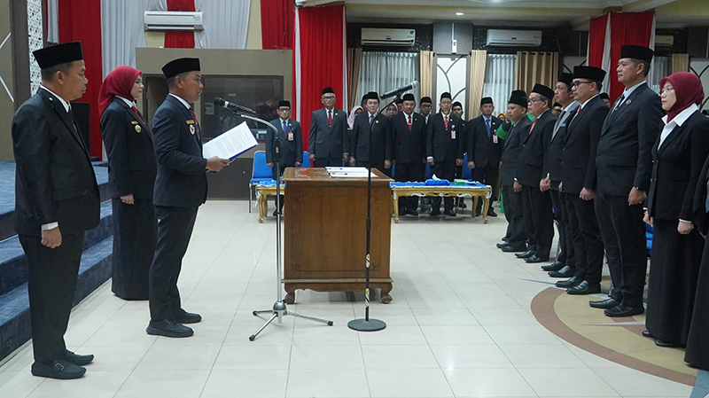 D:\2025\November 2025\4 November 2025\5\hal 5\Prosesi pelantikan kadis dan para pejabat fungsional di lingkungan pemko Banjarmasin.jpg