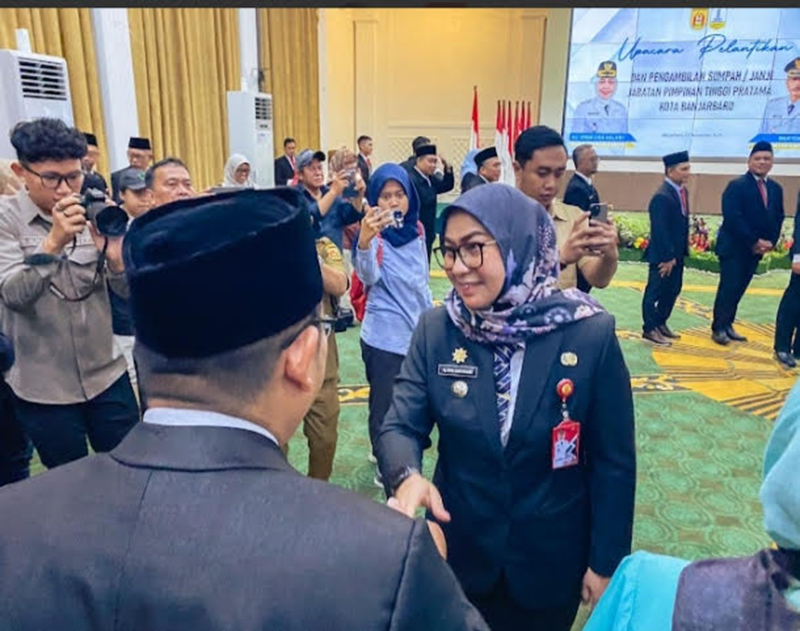 D:\2025\November 2025\4 November 2025\5\hal 5\Wali Kota Banjarbaru Hj Erna Lisa Halaby memberikan ucapan selamat.jpg