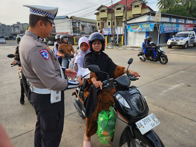 D:\2025\November 2025\6 November 2025\2\Sat Lantas Edukasi Pengendara Melalui Penling.jpg