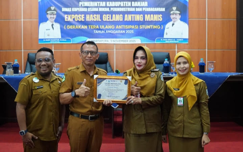 D:\2025\November 2025\7 November 2025\5\hal 5\Kepala DKUMPP Banjar I Gusti Made Suryawati (kanan) menyerahkan penghargaan.jpg