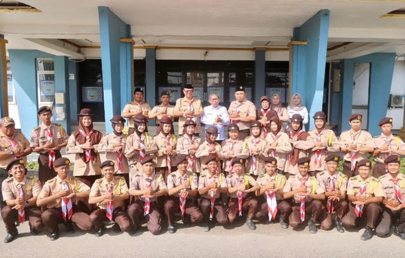 D:\2025\November 2025\7 November 2025\5\hal 5\Pj Sekda Banjar H Ikhwansyah (tengah) bersama Kontingen Pramuka.jpg