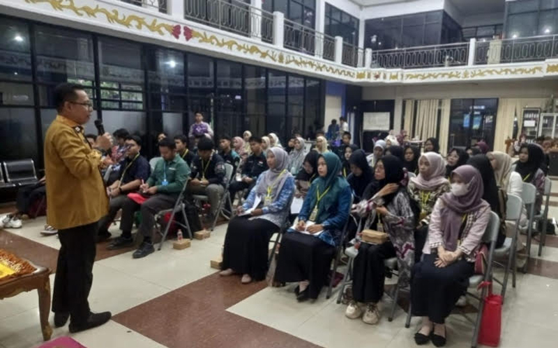 D:\2025\2 Desember 2025\5\hal 5\Para peserta Pelatihan Kewirausahaan dengan saksama mendengarkan.jpg