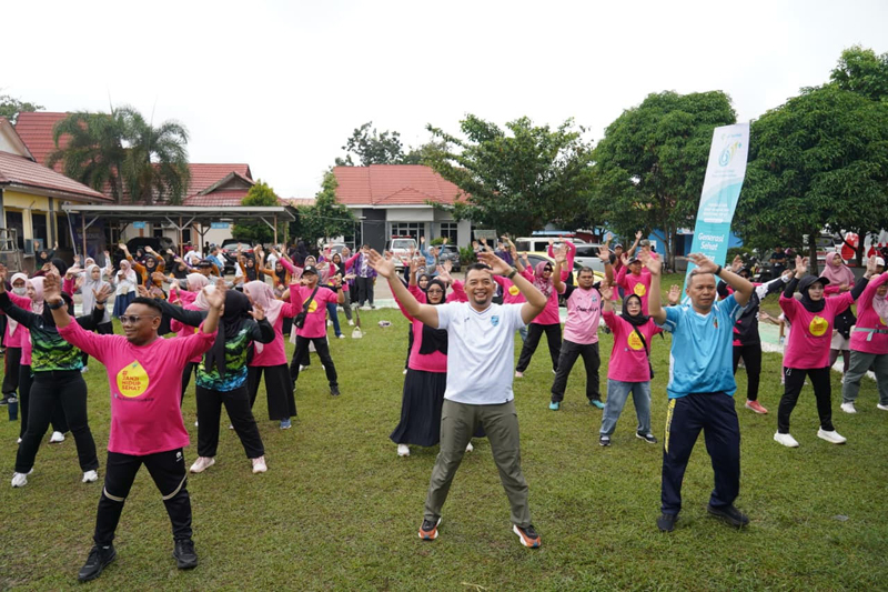 D:\2025\2 Desember 2025\5\hal 5\Sekda Banjar H Yudi Andrea (tengah) bersama keluarga besar.jpg
