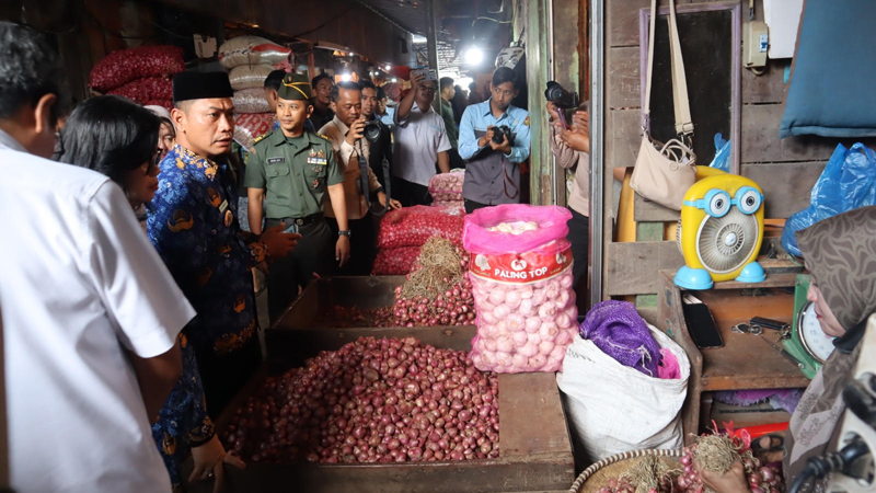 D:\2025\2 Desember 2025\5\hal 5\Walikota HM.Yamin melakukan motoring stok dan harga sembako di pasar tradisional.jpg