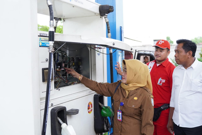 D:\2025\Desember 2025\10 Desember 2025\5\hal 5\Plt Kepala DKUMPP Banjar Linda Yuniarti turun langsung.jpg