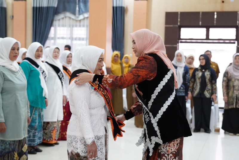 D:\2025\Desember 2025\11 Desember 2025\5\hal 5\Bunda PAUD Kabupaten Banjar Hj Nurgita Tiyas (kanan) memasangkan.jpg