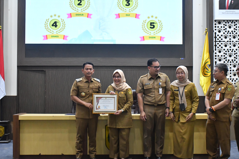 D:\2025\Desember 2025\11 Desember 2025\5\hal 5\Walikota banjarmasin menyerahkan penghargaan kepada salah satu SKPD yang cepat tanggap.jpg