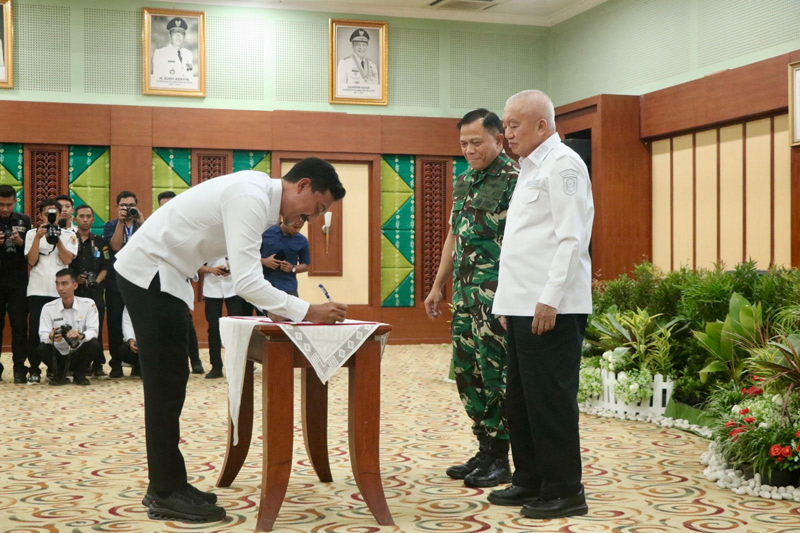 D:\2025\Desember 2025\12 Desember 2025\5\hal 5\Bupati Banjar H Saidi Mansyur menandatangani kesepakatan bersama.jpg