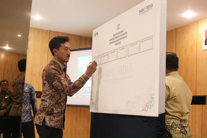 D:\2025\Desember 2025\12 Desember 2025\5\hal 5\Bupati Banjar H Saidi Mansyur menandatangani Komitmen Bersama Pencegahan Korups.jpg