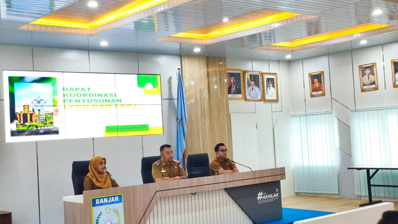 D:\2025\Desember 2025\12 Desember 2025\5\hal 5\Sekda Banjar H Yudi Andrea (tengah) memimpin Rakor Penyusunan Laporan.jpg